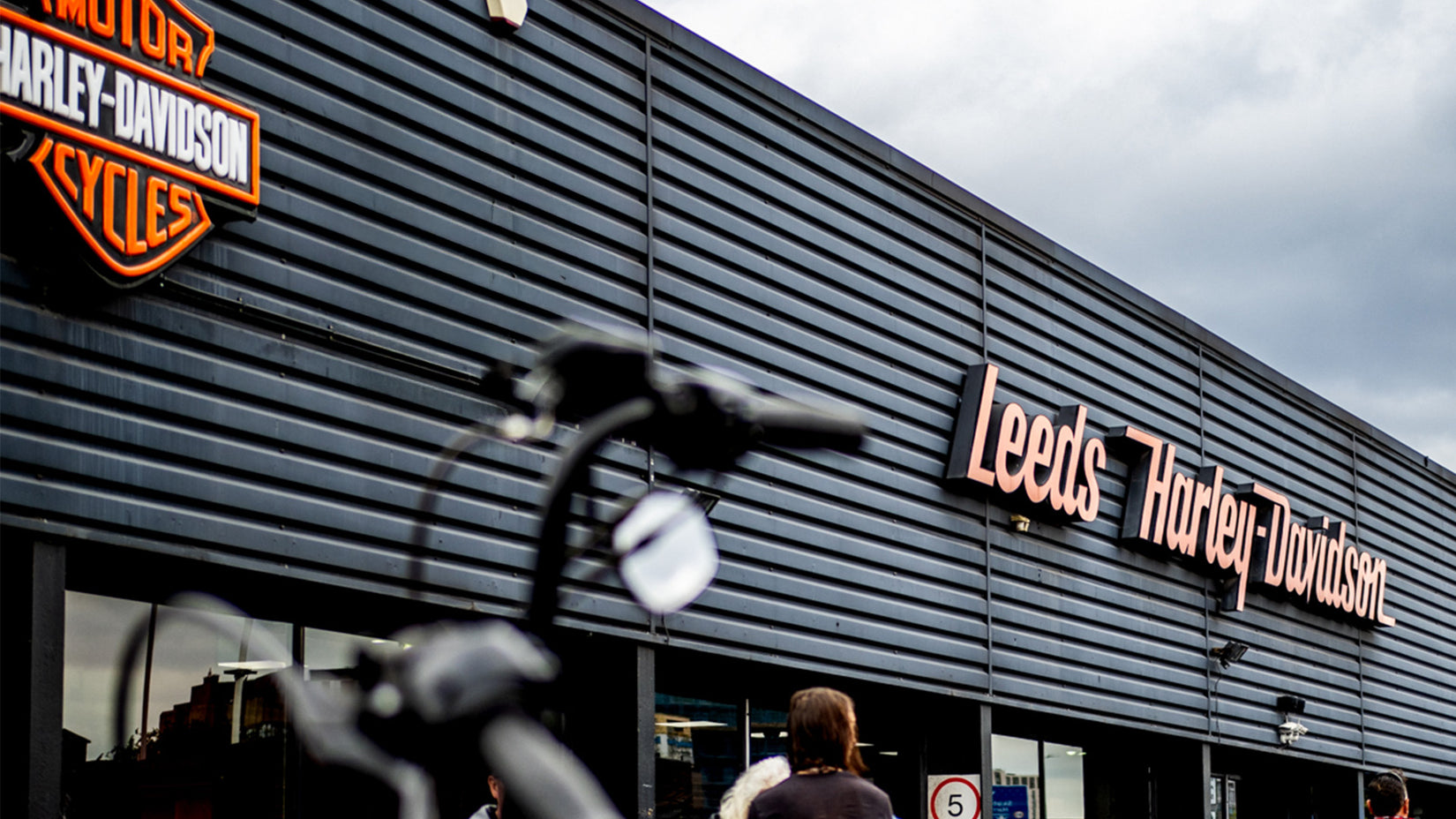 Das Harley-Davidson Schild über dem Iron City Motorcycles Autohaus in Leeds