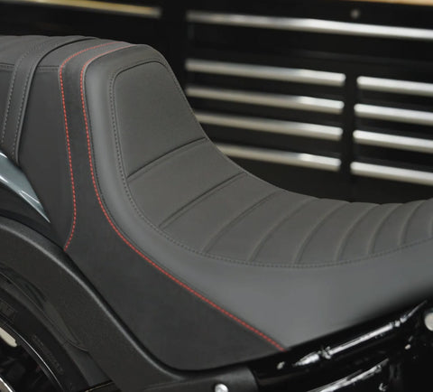 Harley-Davidson 52000786 Switchback Seat – Red Stitch